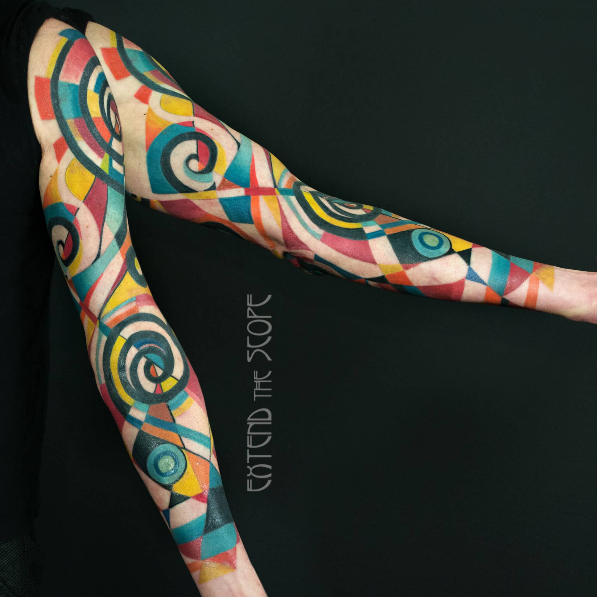 Mit bunten Farben grafisch-abstrakt tätowierter Arm von Denis bei Extend the Scope Göttingen