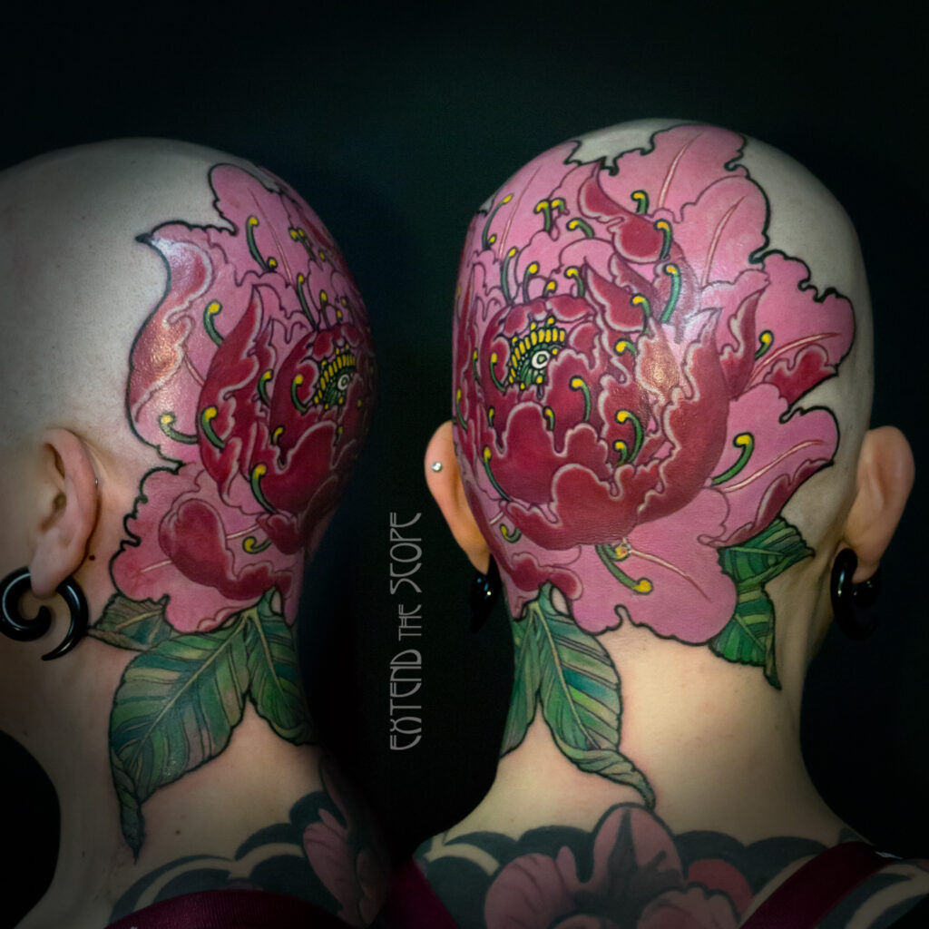 Kopftattoo mit Blüte