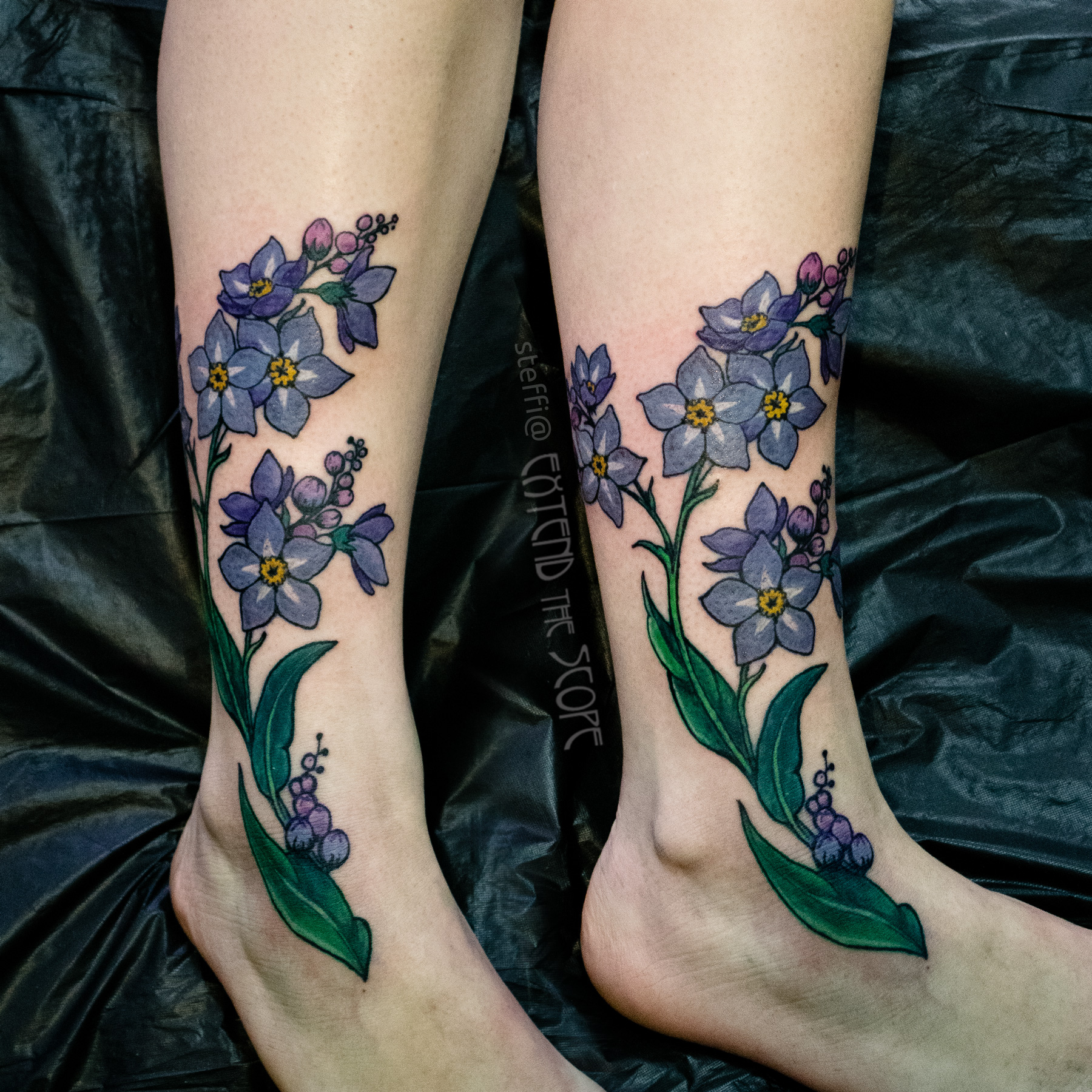 Blütentattoo Vergissmeinnicht am Knöchel Extend the Scope Tattoo Göttingen