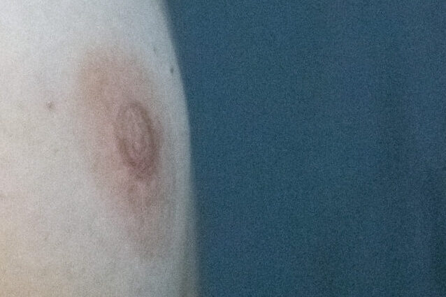 tätowierte 3D-Brustwarze in seitlicher Perspektive