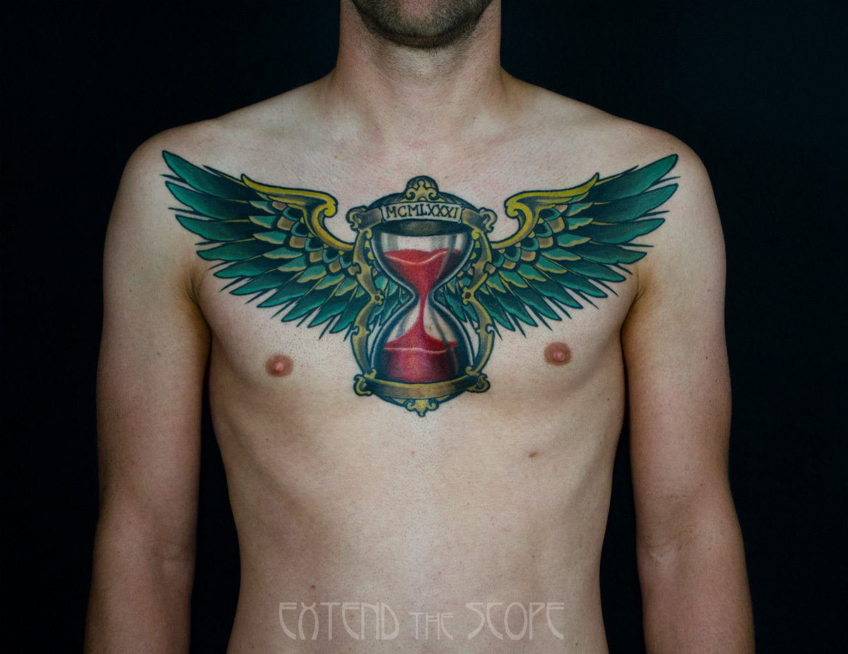 Brust Chestpiece Sanduhr Flügel Neotraditional Tattoo Extend the Scope Göttingen