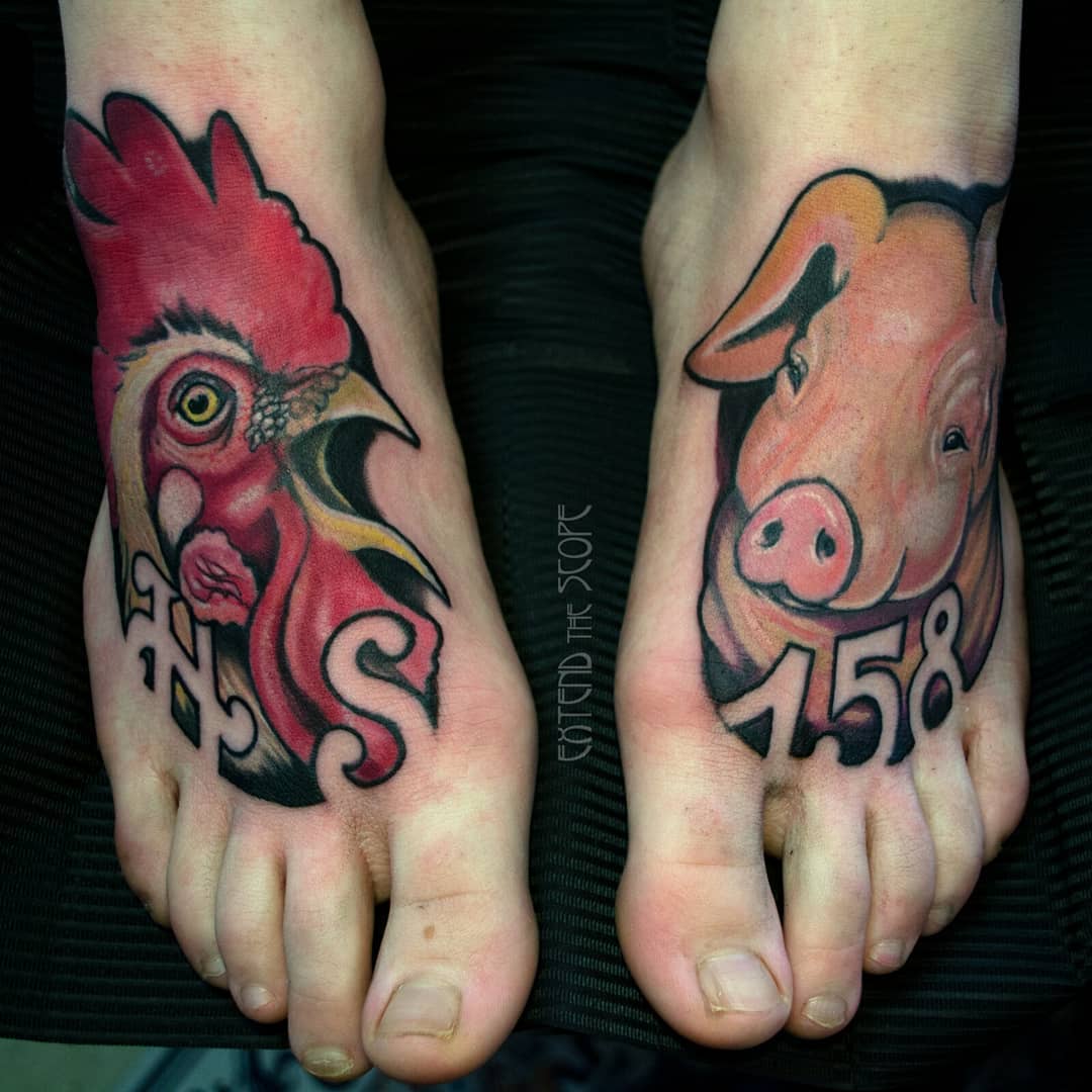 Hahn und Schwein Füße neotraditional oldschool Extend the Scope Tattoo Göttingen