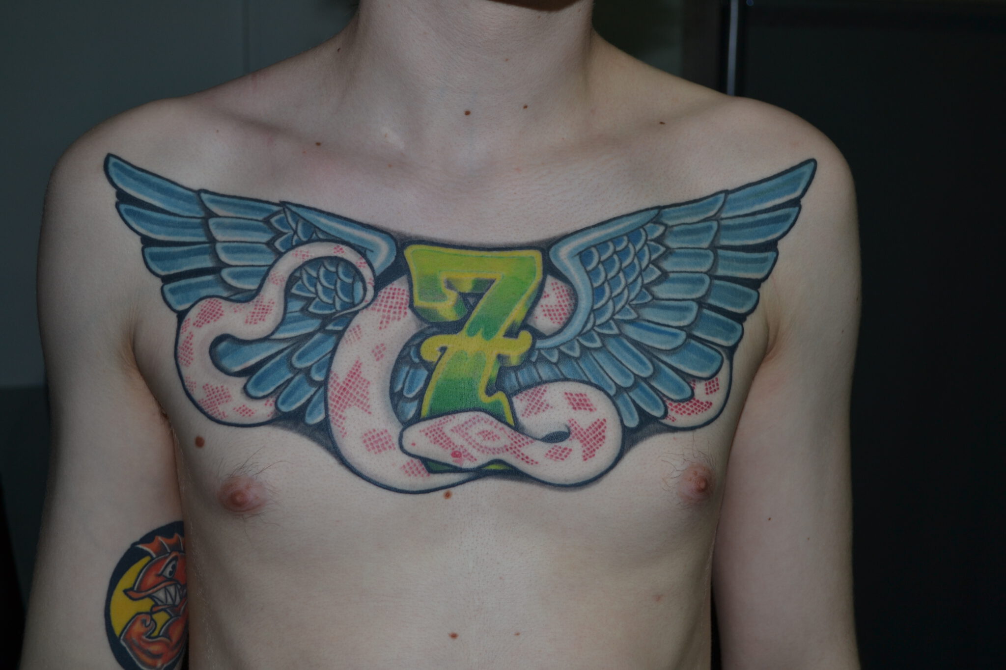 Newschool Tattoo Brust Flügel Schlange Extend the Scope Tattoo Göttingen
